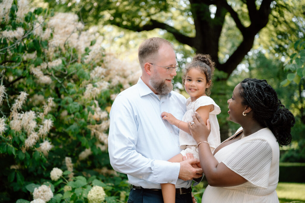 Natural light maternity photo with family – Stephanie Rose Photography